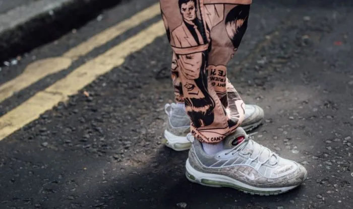 Как сочетать спортивную обувь со стилем casual и деловым костюмом?