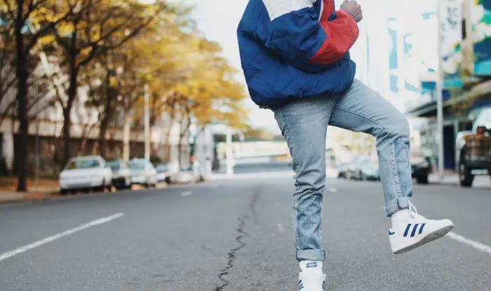 С чем носить белые кроссовки?